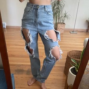 BDG mom ripped jeans high rise 
Size 27